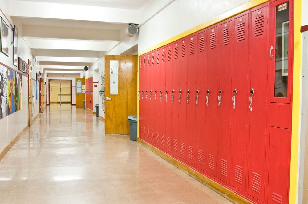 Korytarz szkolny w placówce edukacyjnej